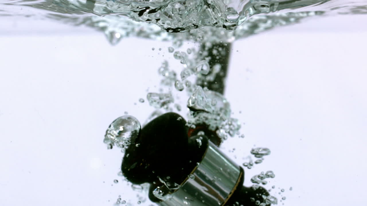 martillo ceremonial cayendo en el agua