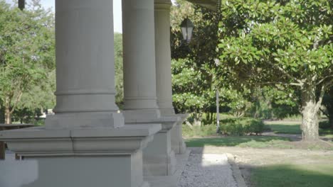 columnas de piedra de estilo toscano en el exterior con árboles en segundo plano.