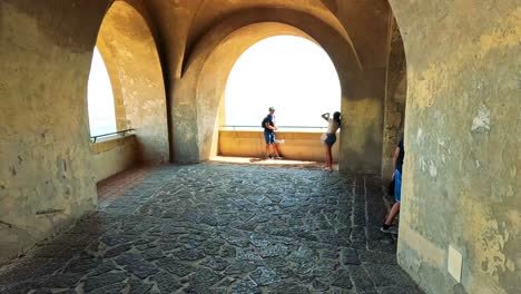 una pareja admira el océano desde un mirador