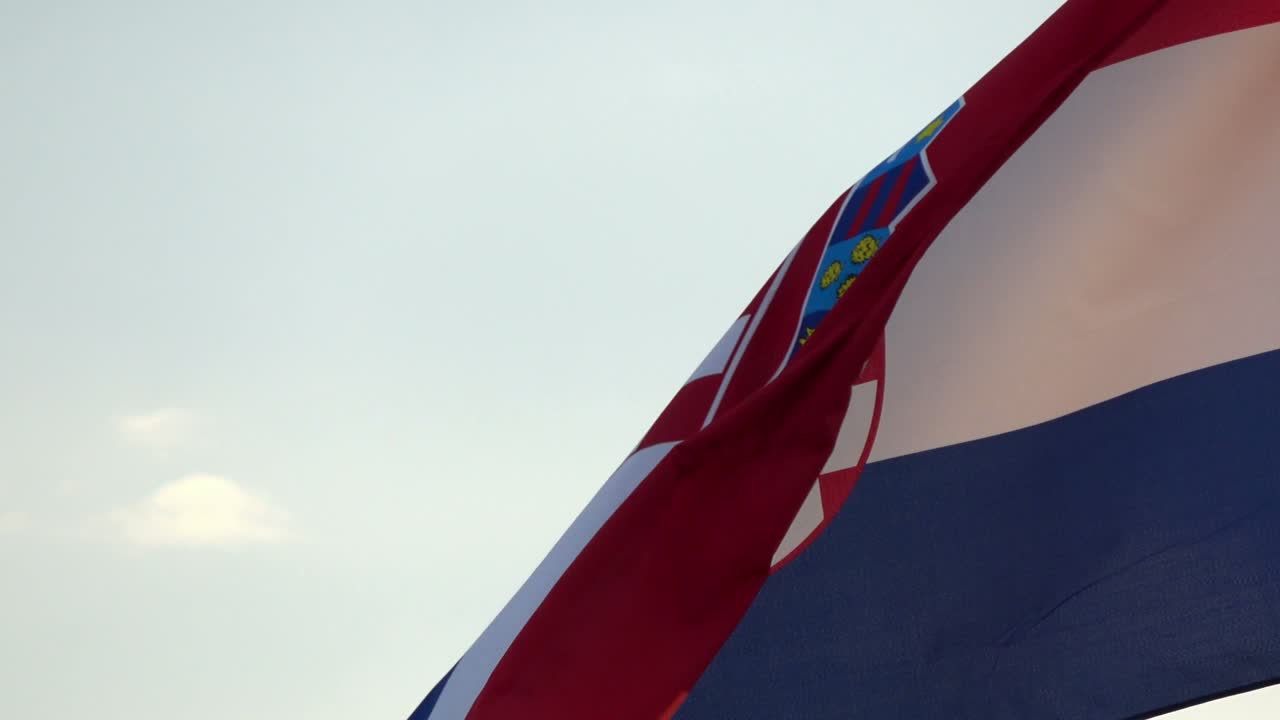 크로아티아의 발이 바람에 흔들리고, 어두워지고, 삼색 발.