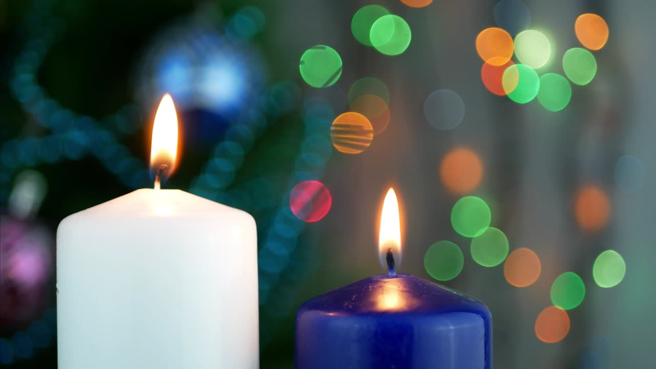 las velas blancas y azules están ardiendo