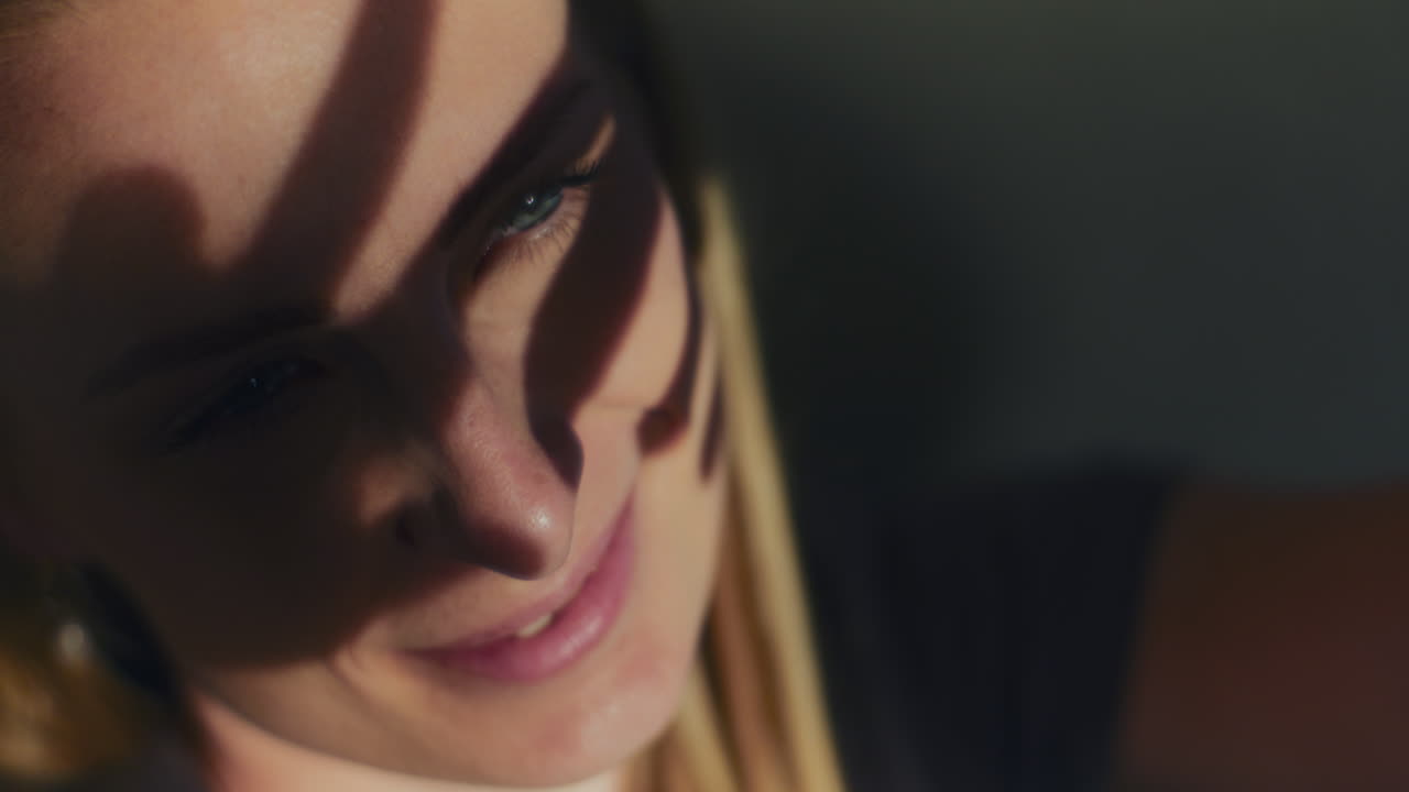 太陽の光を浴びている夢想的な女性の肖像画