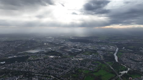 Desde-Una-Vista-Aérea-En-Un-Día-Nublado,-Le-Mans-Revela-Sus-Murallas-Históricas-Y