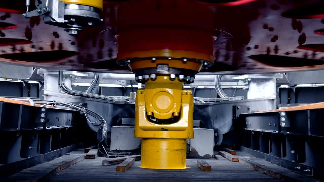 rueda de inhibición roja giratoria en la sala de máquinas del teleférico