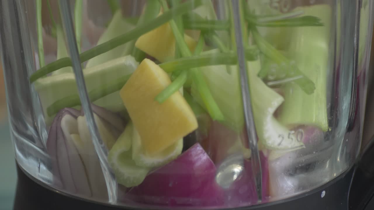 페루 세비치 (leche de tigre) 를 만드는 재료를 추가합니다.