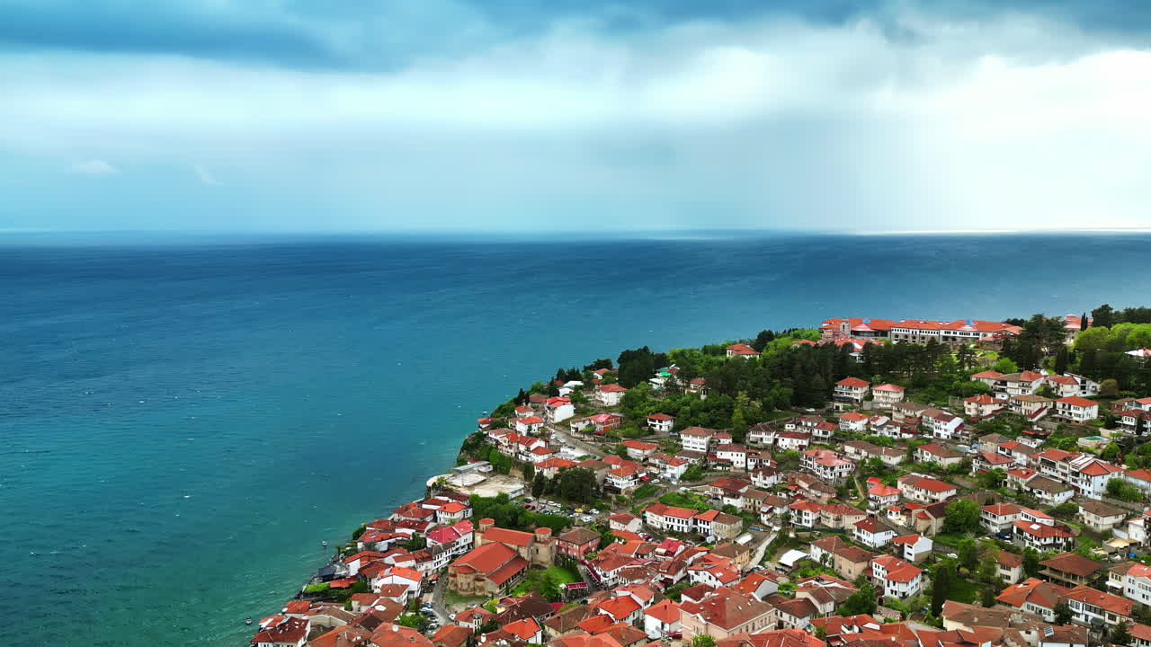 Kuzey Makedonya’da Ege Denizi kıyısındaki evlerin havadan drone ile çekilmiş görüntüsü