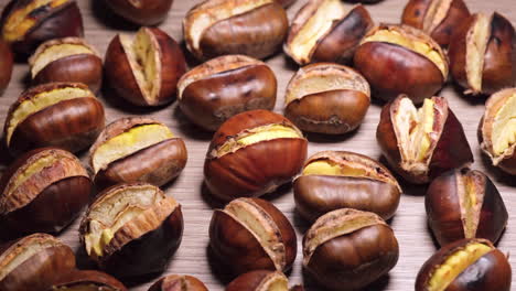 castañas asadas iluminadas sobre fondo de madera