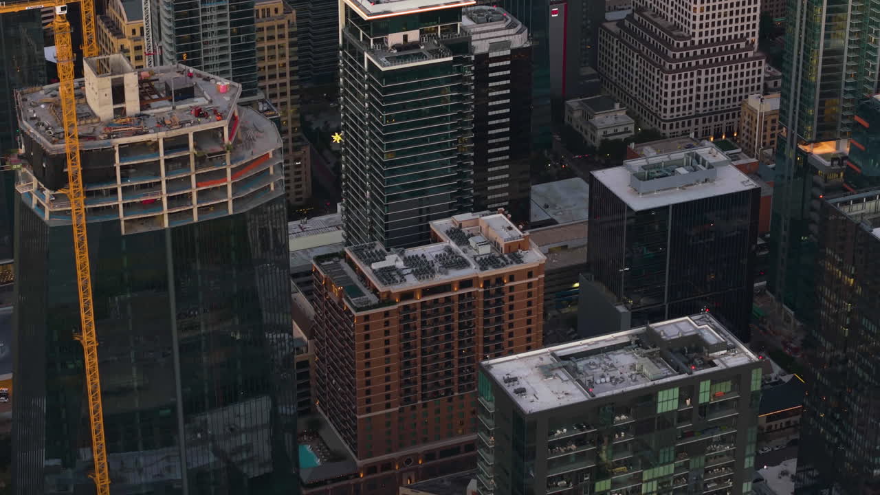 오스틴 시내의 고층 건물의 텔레포토 드론, 텍사스, 미국