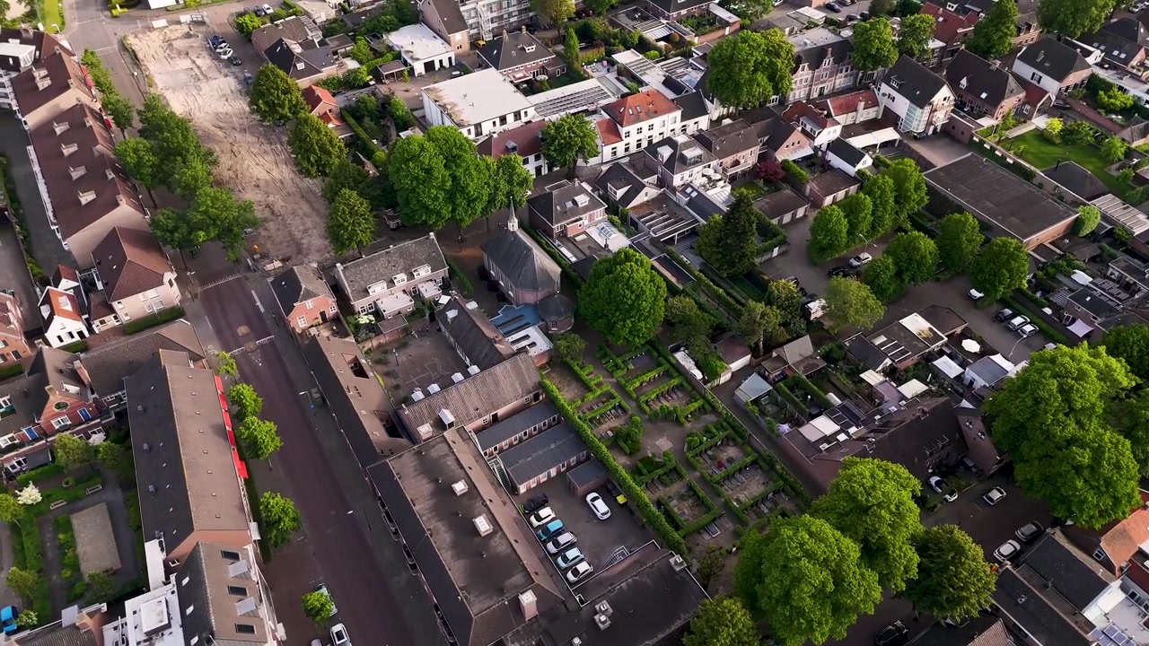 Luftaufnahme eines ruhigen Wohnviertels in einer europäischen Stadt