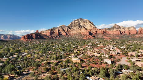 toma panorámica de montañas y casas con drones cinematográficos en sedona, arizona