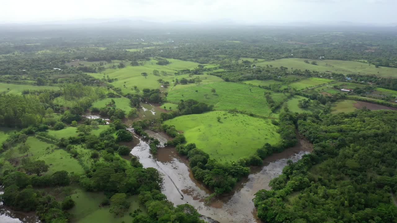 aguas marrones turbias de las lluvias en el río ozama en la república dominicana