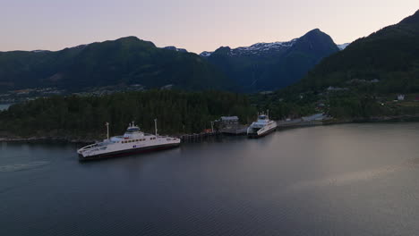 ferries de pasajeros y automóviles en la terminal de sognefjord en el norte de noruega