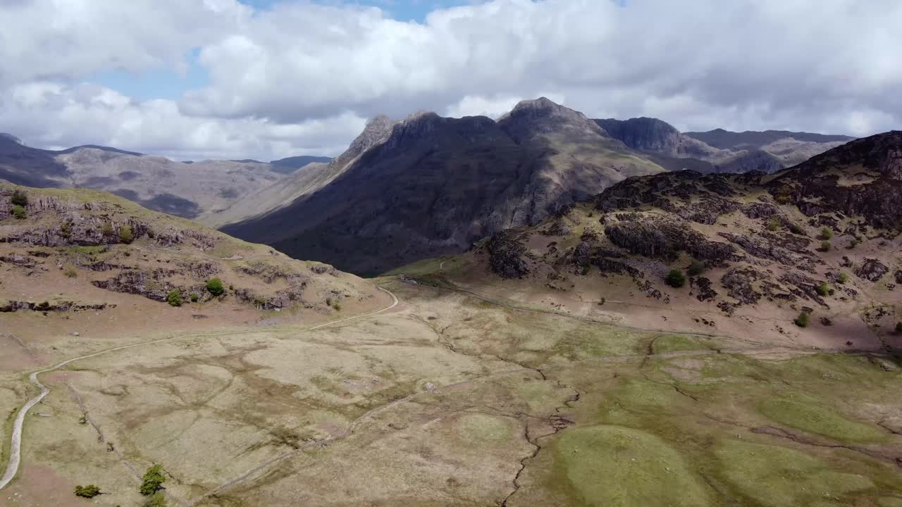 vista de langdale pikes desde el pequeño langdale valley lake district drone filmación 2