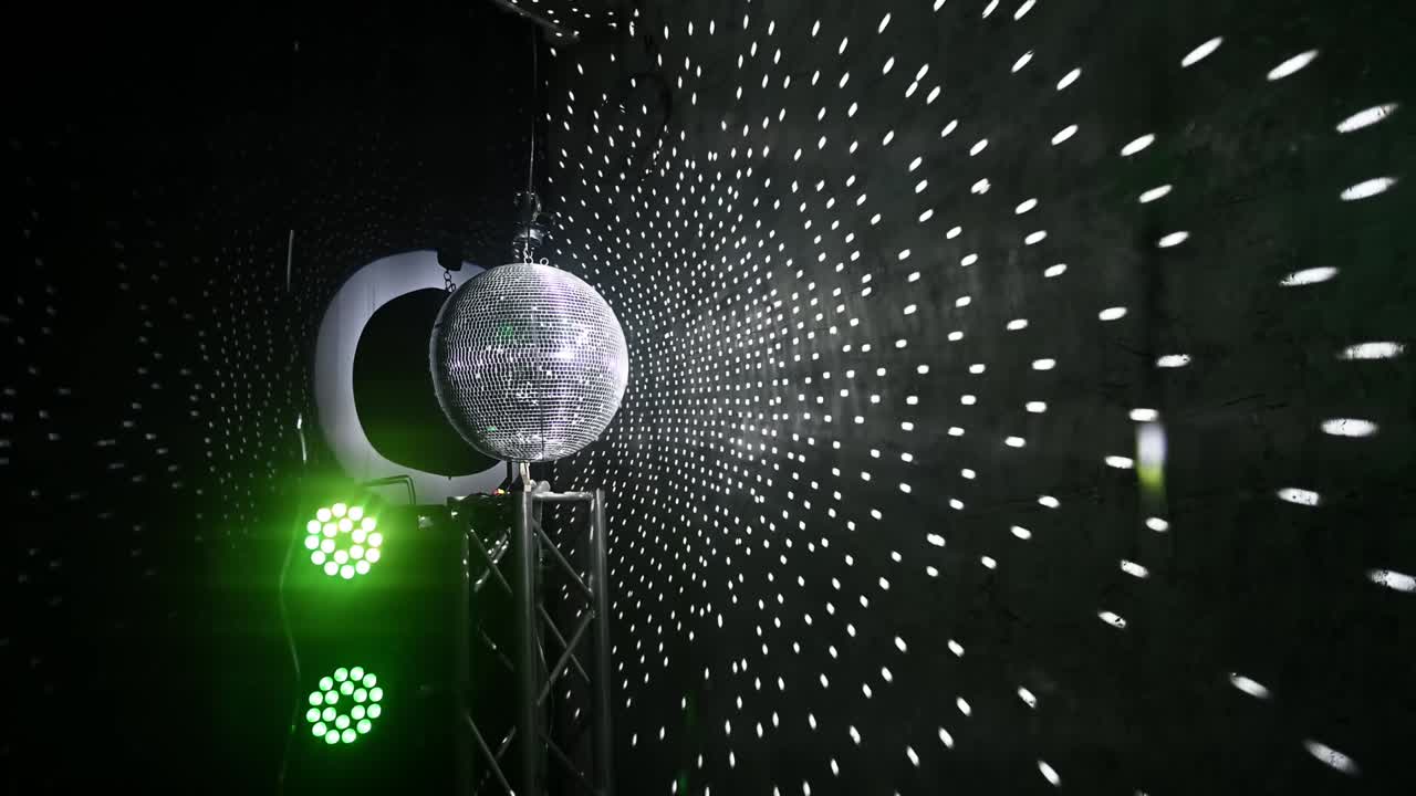 el espejo de bola de discoteca gira y refleja la luz en la discoteca en el club.