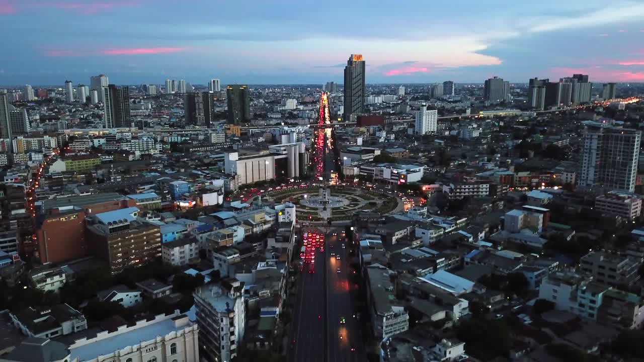 태국 방의 거대한 순환 교차로 위를 날아다니는 해가 지는 동안 도시의 공중 풍경