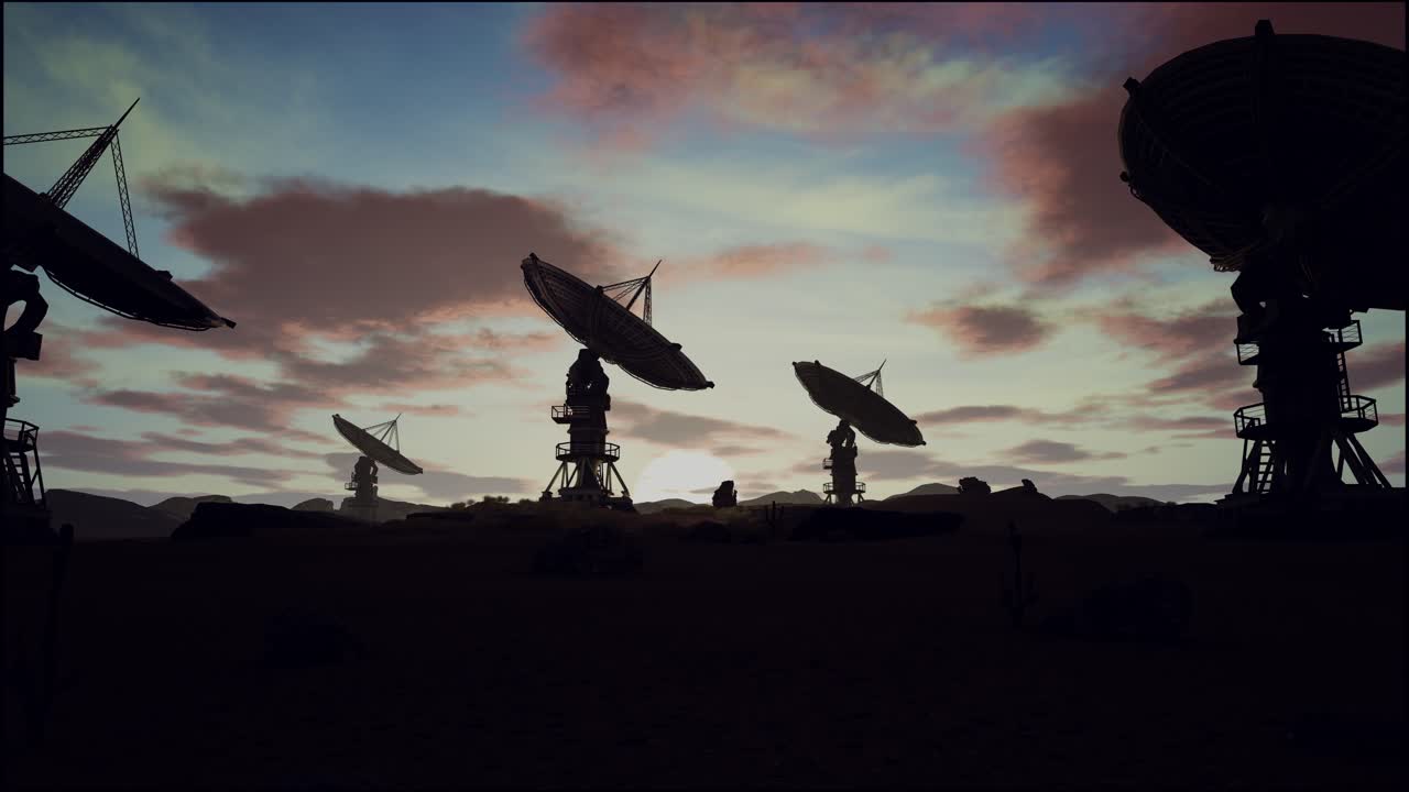 해가 지는 동안 구름이 가득한 하늘에 대한 필드에 위성 접시