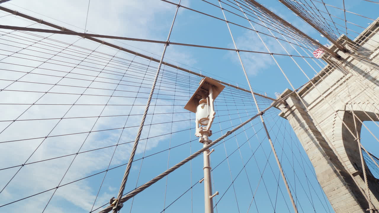 회전 1인칭 시점으로 브루클린 다리 하부 각도 촬영을 따라 걷기