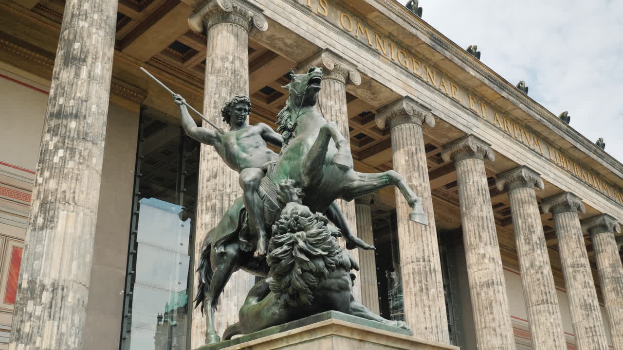 창과 패배한 사자를 가진 기수의 조각 01