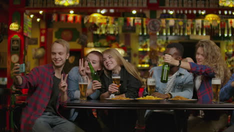 Amigos-Felices-Tomándose-Selfie-En-Un-Restaurante-O-Bar