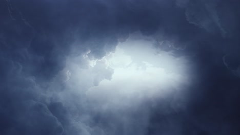 punto de vista relámpagos en nubes oscuras hacia el lado brillante de las nubes