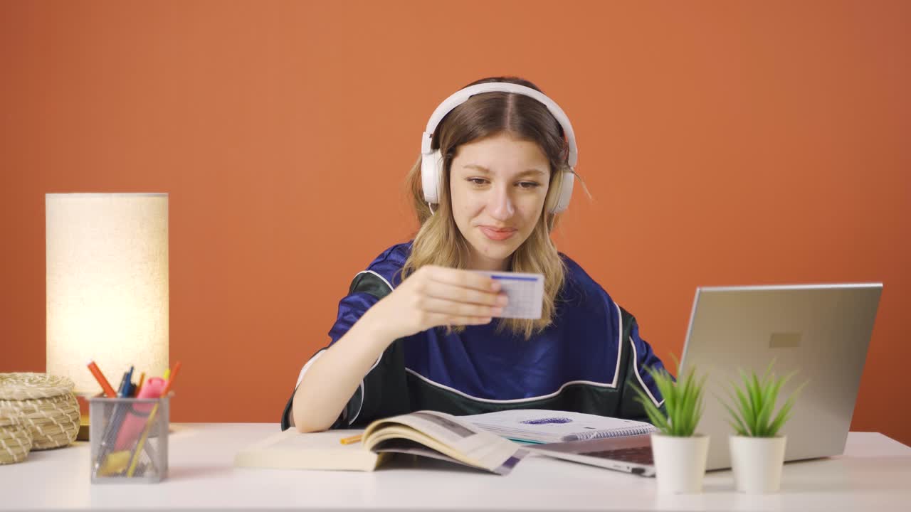 mujer joven haciendo compras desde una computadora portátil.