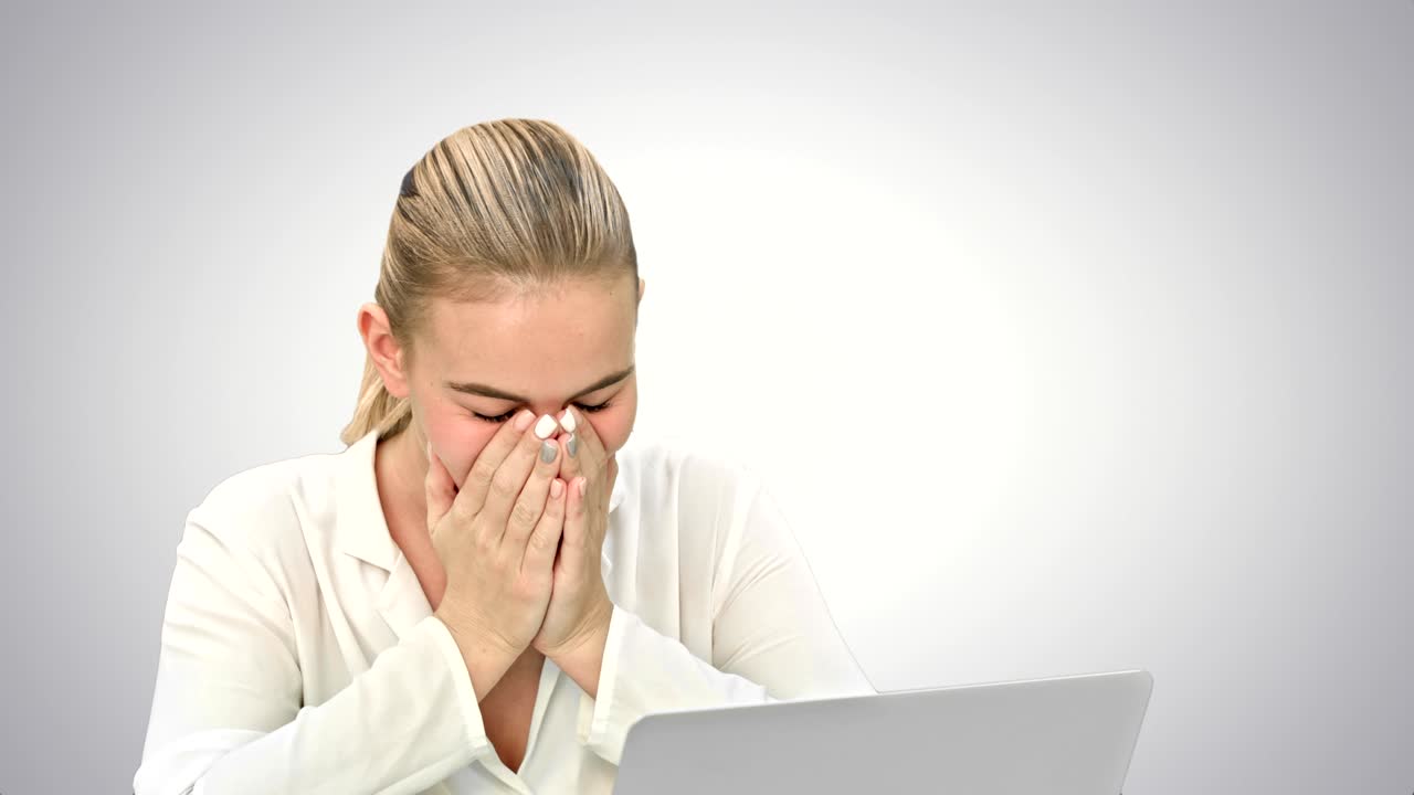 mujer jefe cansado al final del día de trabajo, bostezando y durmiendo en fondo blanco