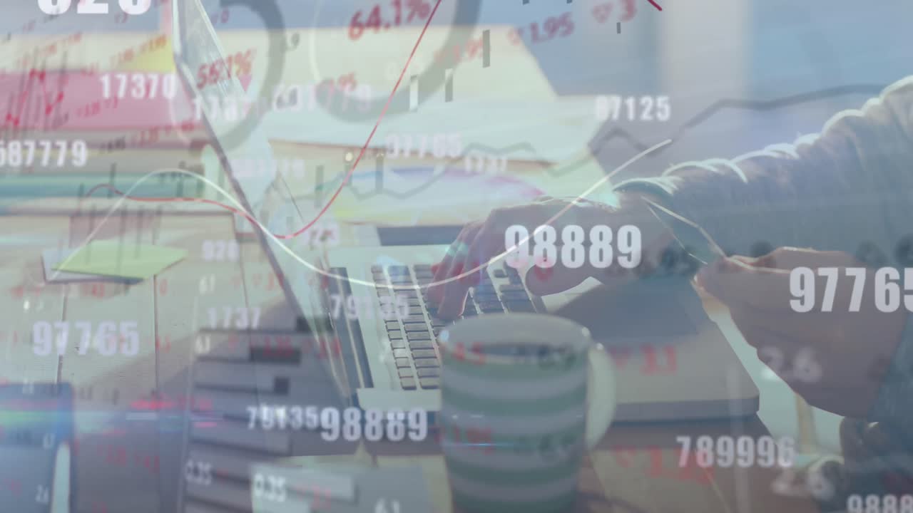 노트북을 사용하여 온라인으로 지불하는 사람에 대한 숫자 변경 및 금융 데이터 처리 애니메이션