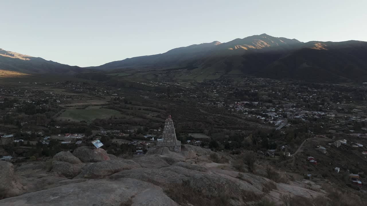 paisaje de montaña con cruz