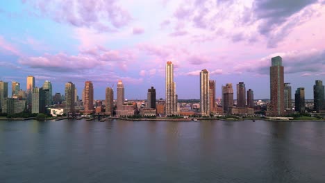 Long-Island-City-Ofrece-Impresionantes-Vistas-Y-El-Horizonte-De-Manhattan-A-Través-Del-East-River