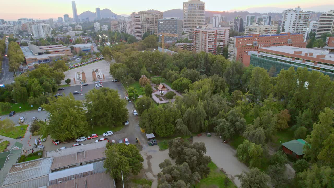 vista aérea rodeando la plaza tailandia, una noche soleada en santiago de chile
