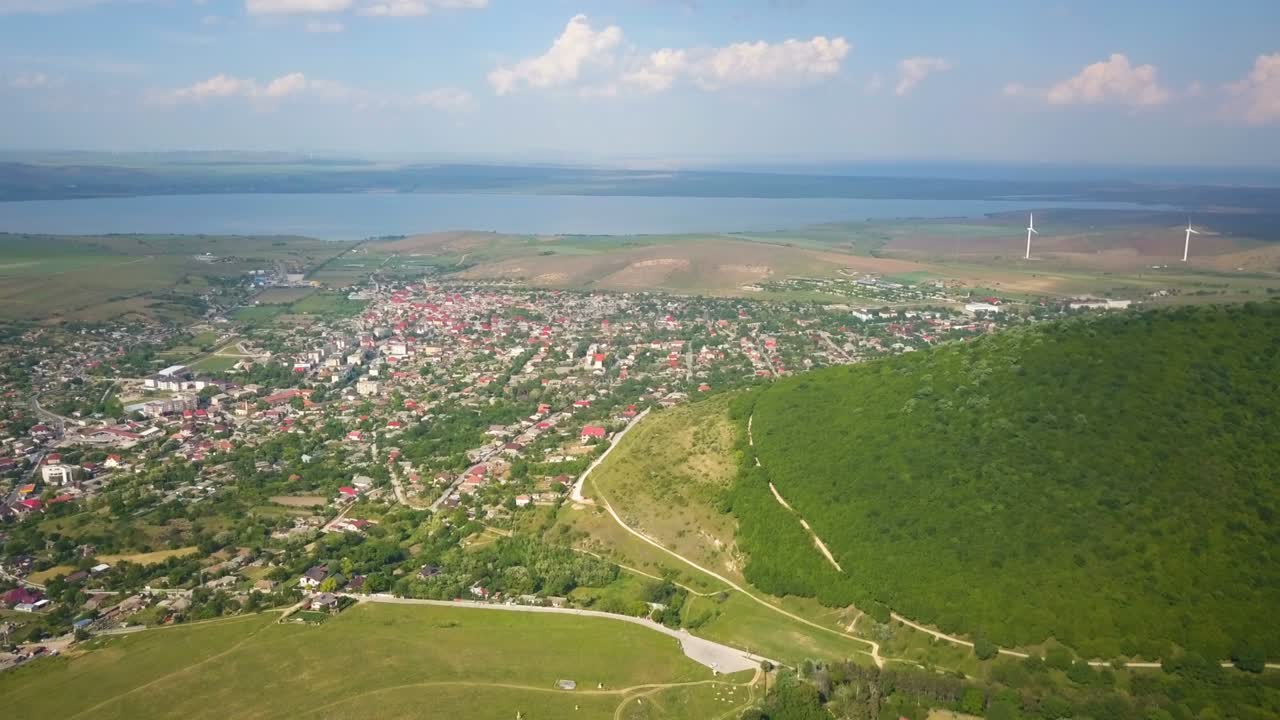vista aérea de babadag, una pequeña ciudad en los salvajes balcanes, rumania