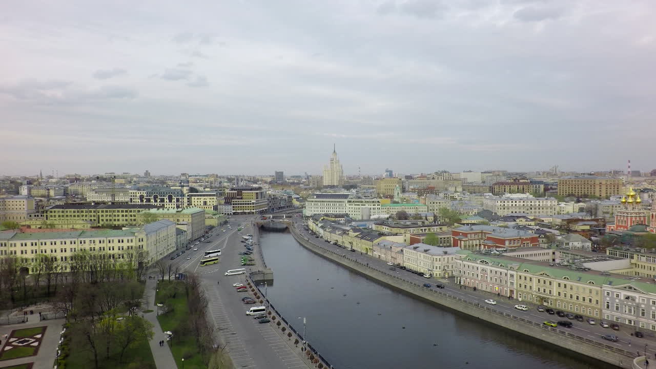 Luftfoto af det centrale Moskva med Moskva-floden