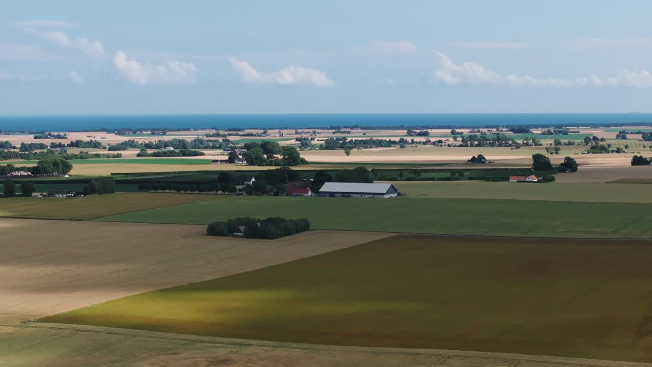панорамный вид сельских полей с культурами в дневное время в муниципалитете симиришамн, швеция