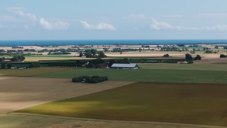 vista panorámica de campos rurales con cultivos durante el día en el municipio de simrishamn, suecia