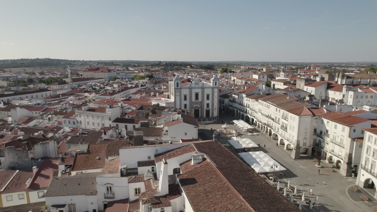 Praça do Giraldo Meydanı ve Santo Antão Kilisesi, Évora, Portekiz.