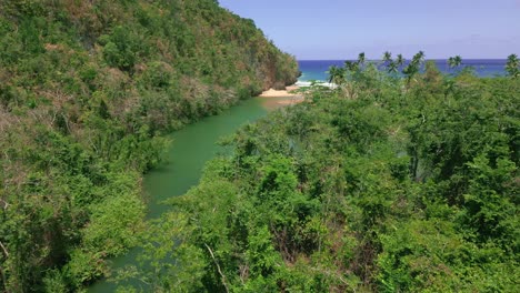 rio san juan fluindo para a praia de playa el valle, samana, na república dominicana