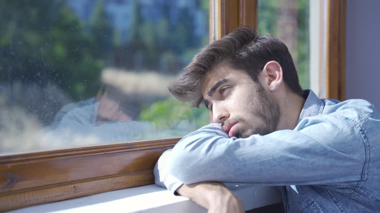 El hombre que se siente exhausto
