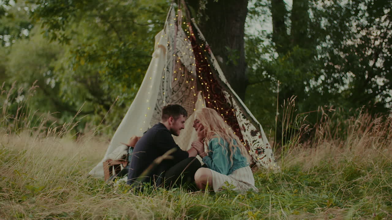 pareja rústica moderna riendo y sonriendo mientras se abraza al aire libre 5
