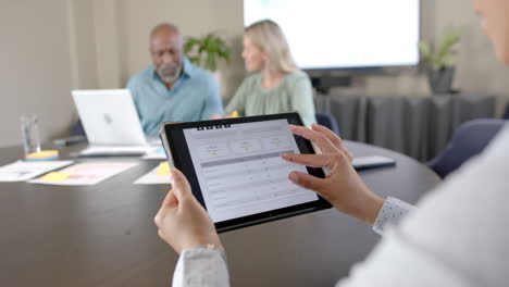 diversas personas de negocios usando portátiles y tabletas en la mesa de conferencias con espacio para copiar