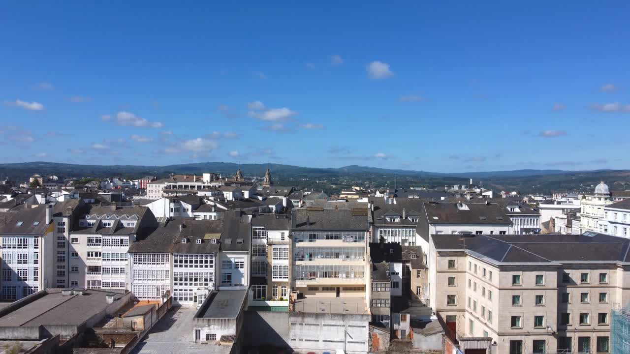 루고 시 와 주변 산 들 의 공중 사진 - 4k dji mini 2