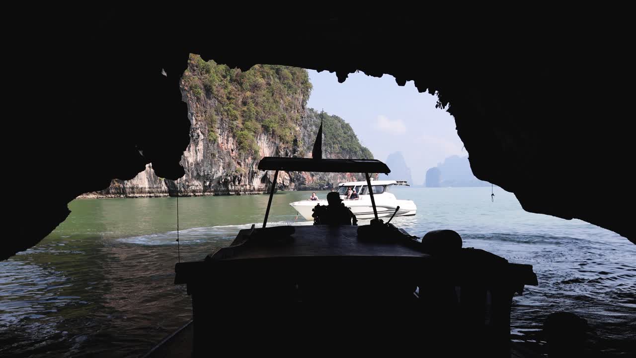 동굴 을 가로질러 열린 바다 를 향해 항해 하는 배