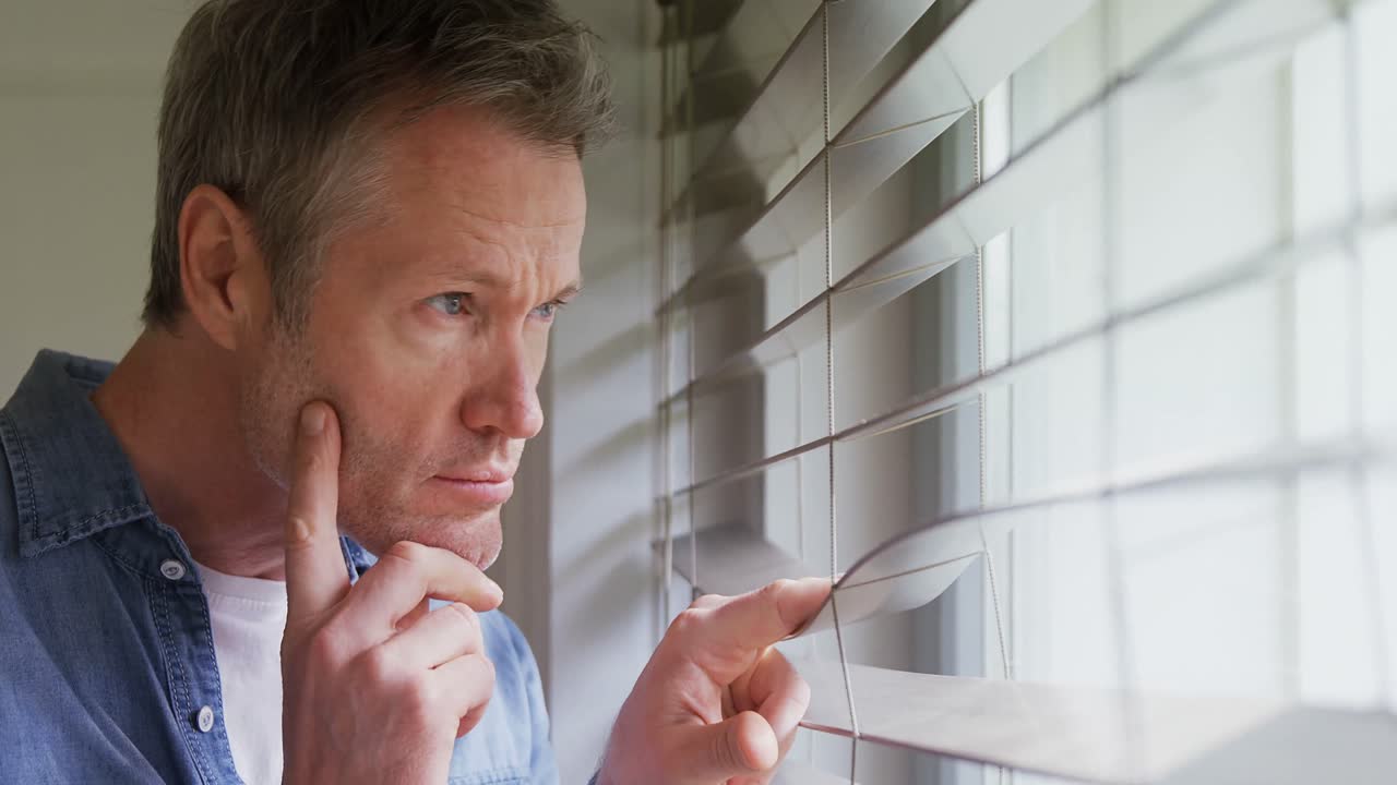hombre mirando afuera por la ventana 4k