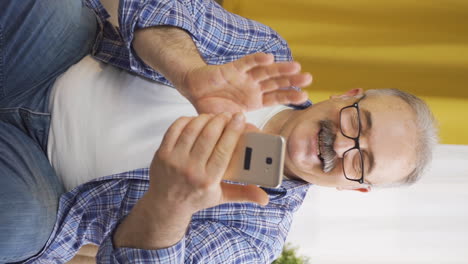 Video-Vertical-De-Un-Anciano-Haciendo-Una-Videollamada-Por-Teléfono.