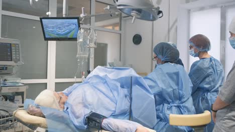 procedimiento quirúrgico en una sala de operaciones