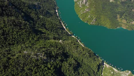 塞爾維亞塔拉山和德里納河的空中景色