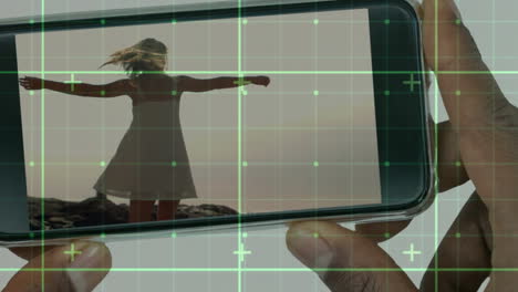 animación del procesamiento de datos sobre un hombre de negocios con un teléfono inteligente con una mujer bailando