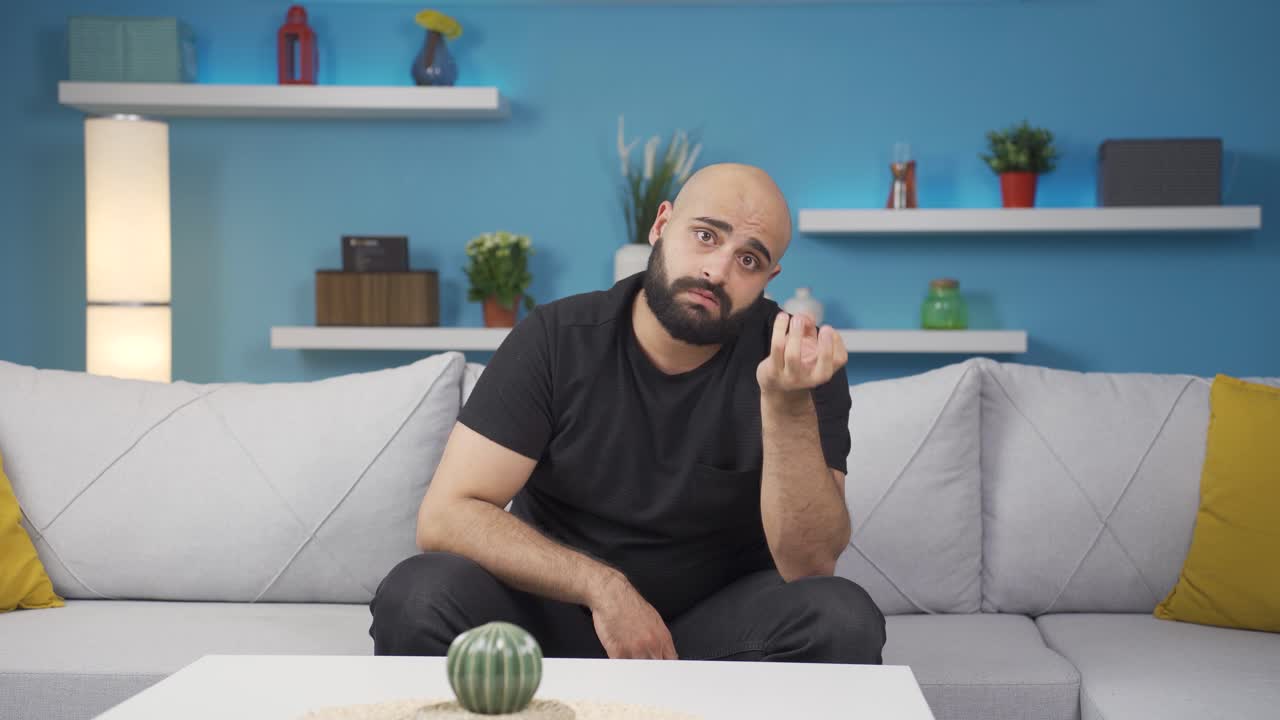 hombre mirando pensativo a la cámara.