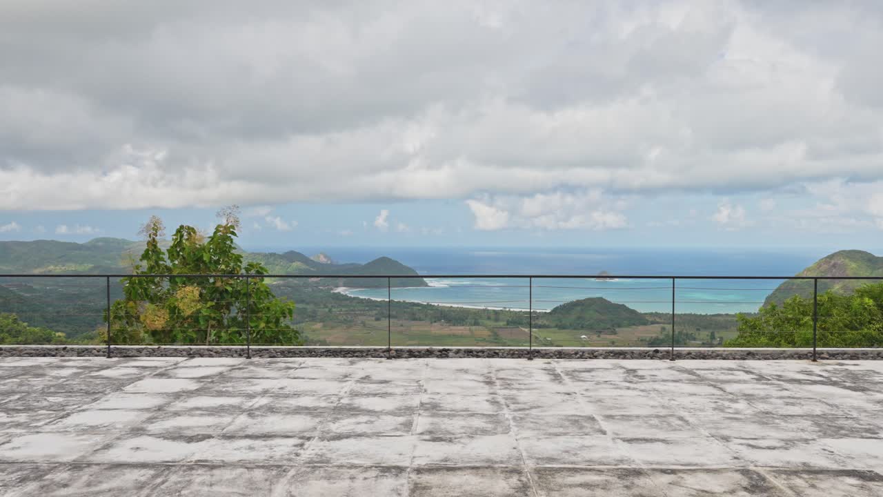 cámara deslizante cinematográfica que atraviesa el techo con vistas panorámicas a través del valle de abajo