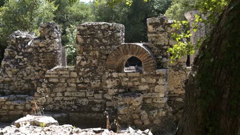 butrint, albania, ruinas de edificios antiguos entre los árboles