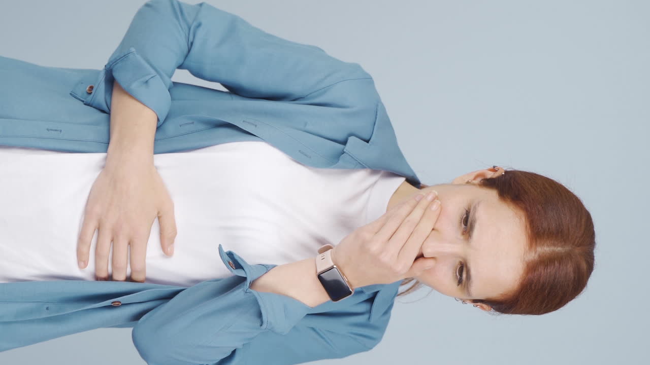 vídeo vertical de vomitar.